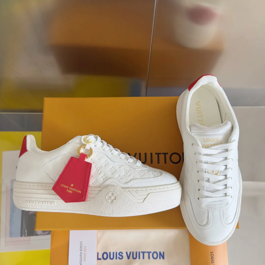 👟👟Ex-factory price 740👟👟 Top version LV Louis Vuitton L House Donkey Brand Stadium Series Casual Sports Shoes White Shoes Dexun Shoes Original purchase, development and production LV Stadium sports shoes are soft cow leather partially embossed with Monogram patterns, reproducing the retro design trend. Monogram canvas trim and toe perforations bring together exquisite details, the tongue is decorated with LV letter label, and the outsole depicts the Louis Vuitton logo. Exquisitely packaged at the delivery counter🛍📦 ▪️ Fabric: Original imported first-layer cowhide ▪️ Lining: Original imported soft sheepskin lining ▪️ Sole: Original open-molded non-slip rubber outsole ▪️ Bottom thickness: 3CM ▪️ Size: Women's 35-41